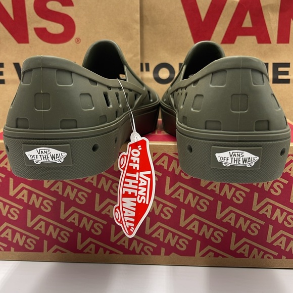 Vans WMNS Slip-On Trk Grape Leaf
VN0A5HF850K
Sneakers - Picture 14 of 16